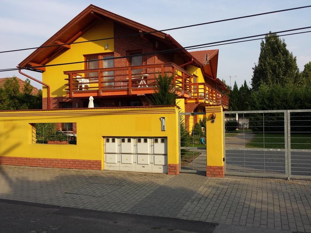 Okker Apartman Gyula Εξωτερικό φωτογραφία